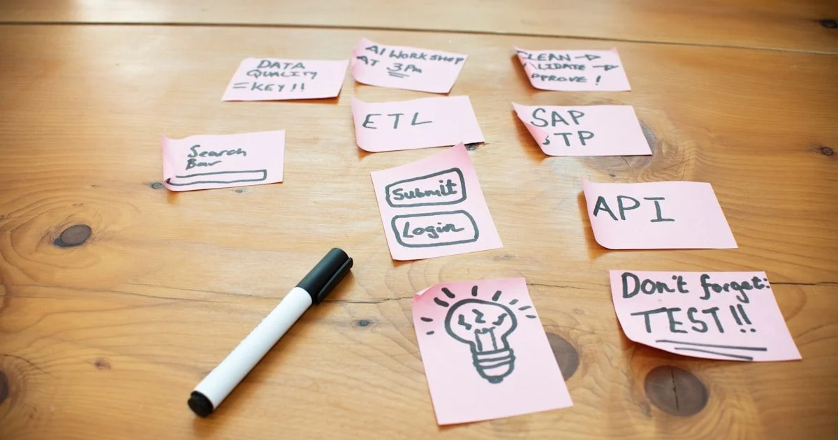Sticky notes met workflow diagrammen en processtappen op een whiteboard - visuele planning van workflow automatisering